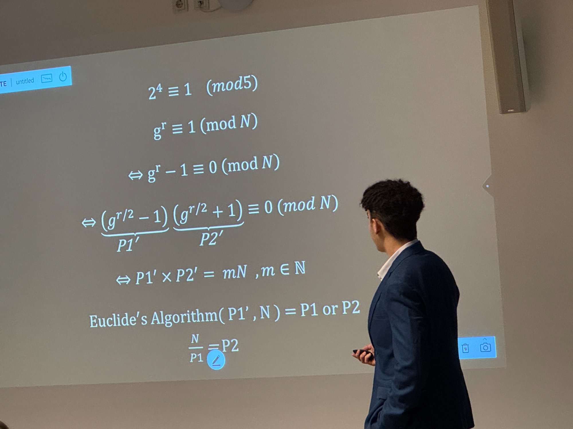 Ahmed Maghri explaining quantum concepts